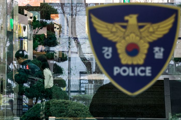 서울 종로구 서울경찰청 로고가 새겨진 유리문에 비친 일대 배경(자료사진) ⓒ뉴시스