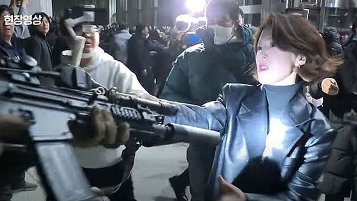 "<b>안귀령</b>, 화장 고치고 총기 탈취 연출" 주장한 <b>김현태</b>, 고소당했다
