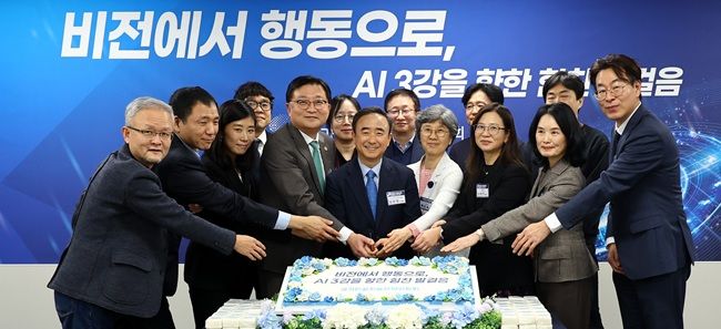 임문영 국가인공지능전력위원회 부위원장과 참석자들이 15일 오후 서울 중구 서울스퀘어에서 열린 대통령 직속 국가인공지능전략위원회 출범 100일 기자간담회에서 축하 케이크를 자르고 있다.ⓒ뉴시스