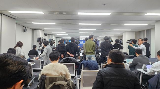 15일 열린 국가인공지능전략위원회 출범 100일 기념 기자간담회가 좁은 공간 탓에 일부 기자들 시야가 가려져 취재에 어려움을 겪고 있다.ⓒ데일리안 장정욱 기자