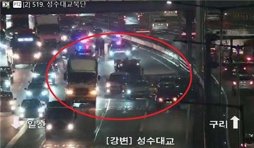 [속보] <b>강변북로 성수대교</b> 북단, 6중 <b>추돌 사고</b>…3개 차로 통제