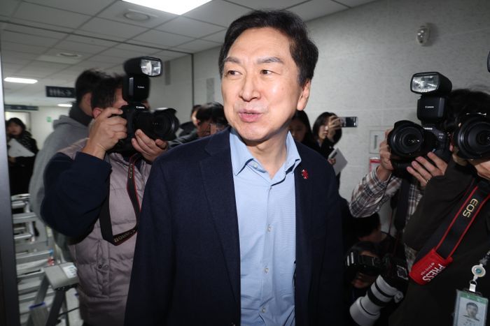 김기현 국민의힘 의원이 17일 오전 의원회관 사무실로 들어가고 있다. 이날 김건희 여사의 '로저비비에 가방 수수 의혹'을 수사하는 민중기 특별검사팀은 김 의원의 성동구 자택, 의원