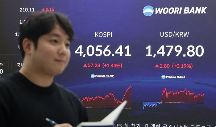 17일 서울 중구 우리은행 본점 딜링룸 현황판에 코스피 지수 등이 표시되고 있다.ⓒ연합뉴스