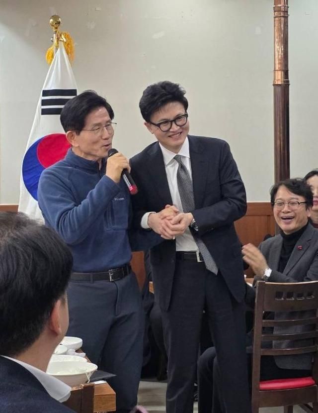 김문수 전 고용노동부 장관(왼쪽)이 17일 저녁 서울 관악구의 한 식당에서 한동훈 국민의힘 전 대표와 만나 손을 잡고 있다. 이날 김 전 장관과 한 전 대표는 '우리는 하나다'를 외치면서 끌어안고 '러브샷'까지 한