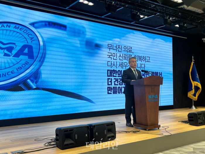 김성근 의협 대변인이 18일 서울 용산구 의협회관에서 열린‘제43차 정례브리핑’에서 발언하고 있다.ⓒ데일리안 김효경 기자