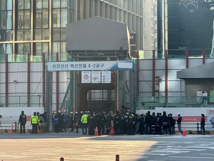 '여의도역 <b>신안산선 공사장 사고</b>' 매몰자 전원 구조…1명 심정지·2명 경...