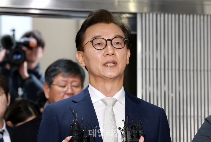 전재수 더불어민주당 의원이 19일 서울 서대문 경찰청사 앞에서 '통일교 금품수수 의혹' 관련 입장을 밝히고 있다.ⓒ데일리안 홍금표 기자