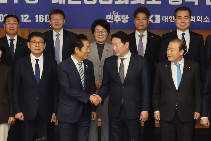 정청래(왼쪽 두번째부터) 더불어민주당 대표와 최태원 대한상공회의소 회장이 16일 오전 서울 중구 대한상의에서 열린 민주당-대한상의 정책 간담회에서 악수하고 있다.ⓒ뉴시스