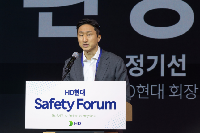 정기선 HD현대 회장이 19일 경기도 성남시에 위치한 HD현대 글로벌R&D센터에서 열린 'HD현대 세이프티 포럼'에서 환영사를 하고 있다.ⓒHD현대