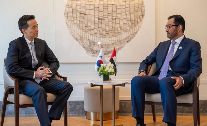 김동관 한화그룹 부회장이 18일 서울 소공동 롯데호텔에서 술탄 알 자베르 아랍에미리트(UAE) 산업첨단기술부 장관 겸 국영석유회사 아부다비국영석유회사(애드녹) 최고경영자(CEO)와 대화를 나누고 있다.ⓒ애드녹 SN