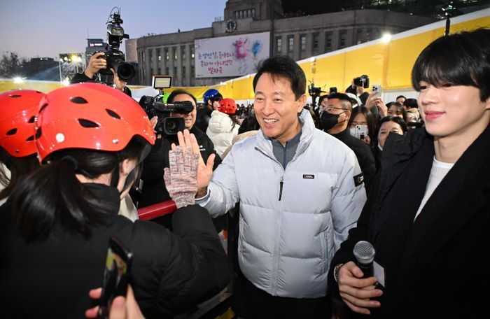 오세훈 서울특별시장이 지난 19일 서울 중구 서울광장 스케이트장에서 열린 개장식에서 시민들과 만나 인사를 나누고 있다. ⓒ뉴시스