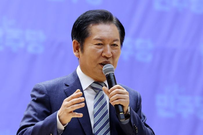 지난 19일 오후 전남대학교 대학본부 민주마루에서 열린 'APEC 국민성과보고 및 더불어민주당의 미래비전' 당원 교육 연수에서 정청래 대표가 발언하고 있다. ⓒ연합뉴스