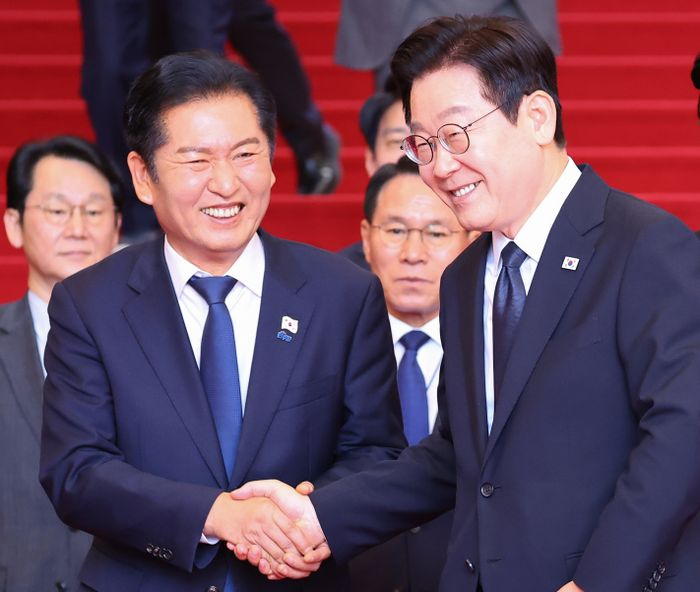 이재명 대통령이 지난 4일 2026년도 정부 예산안 시정연설을 마친 뒤 국회를 나서며 더불어민주당 정청래 대표(왼쪽)와 인사하고 있다. ⓒ연합뉴스