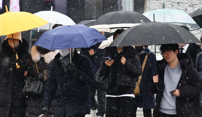 서울 서대문구 성산로에서 우산을 쓴 시민들이 발걸음을 재촉하고 있다.ⓒ뉴시스