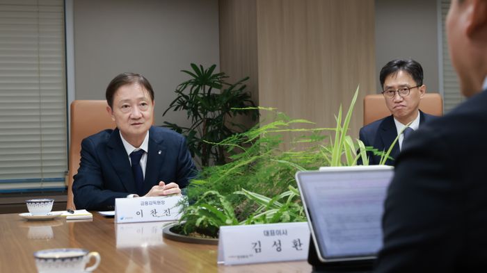 이찬진 금융감독원장은 23일 여의도 한국투자증권 본사를 방문해 종합투자계좌(IMA) 1호 상품을 가입한 뒤,<a href=