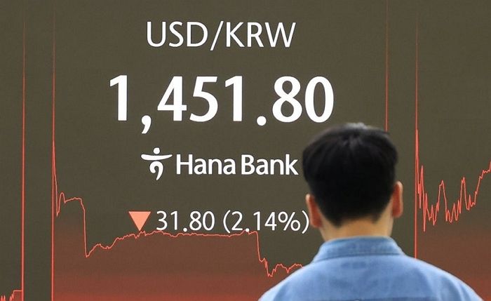 24일 서울 중구 하나은행 본점에서 직원들이 증시와 환율을 모니터하고 있다.ⓒ연합뉴