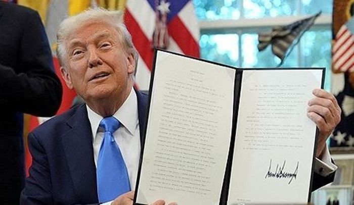 도널드 트럼프 미국 대통령이 지난 9월19일 미 워싱턴DC 백악관 집무실에서 골드카드 비자 행정명령 및 전문직 비자(H-1B) 비용 부과 포고문에 서명한 뒤 문서를 들어보이고 있다.ⓒ 로이터/연합뉴스