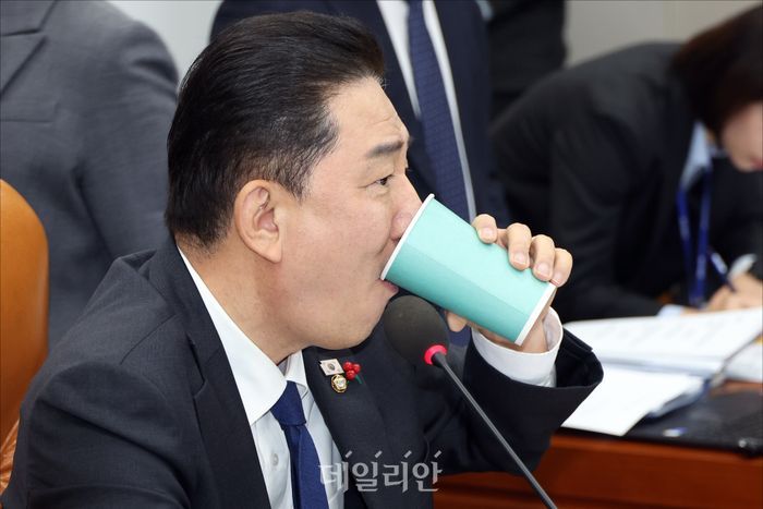 김병기 원내대표, 숙박권·의전 의혹에 보좌진까지 덮어씌우나?