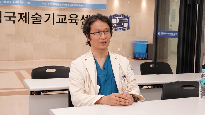 홍성후 가톨릭대학교 서울성모병원 로봇수술센터장(비뇨의학과 교수)이 로봇수술에 대해 설명하고 있다.ⓒ가톨릭대학교 서울성모병원