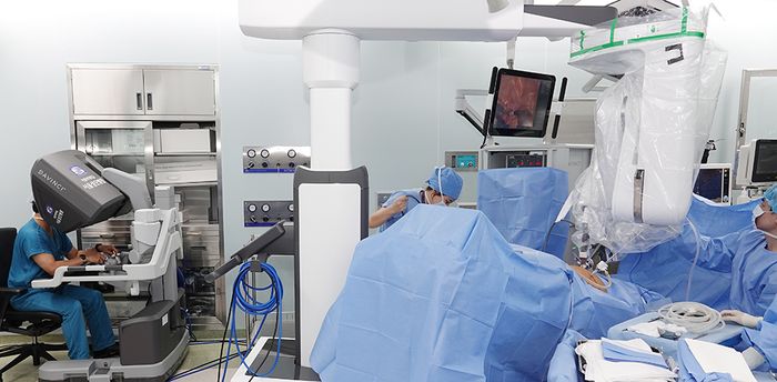 홍성후 교수가 4세대 다빈치sp 로봇수술기를 이용해 전립선암 수술을 집도하고 있다.ⓒ가톨릭대학교 서울성모병원