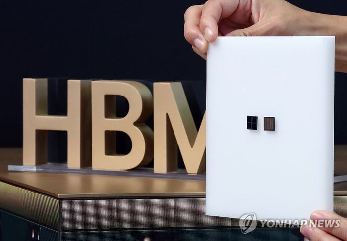 지난 10월 28일 경북 경주 엑스포공원 에어돔에서 열린 'K-테크 쇼케이스' SK 부스에서 관계자가 6세대 고대역폭 메모리인 HBM4를 소개하고 있다.ⓒ연합뉴스