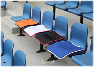 아울렛 등 수거 현수막으로 제작한 휴대용 방석.ⓒ기후에너지환경부