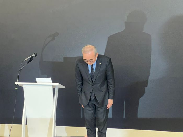 김영섭 KT 대표가 30일 서울 광화문 KT 사옥에서 진행된 기자 브리핑에서 무단 소액결제 사태와 관련해 사과하고 있다.ⓒ데일리안 이주은 기자