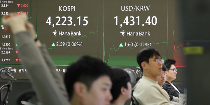 이달 30일 서울 중구 하나은행 본점 딜링룸 현황판에 코스피 지수 등이 표시돼 있다.ⓒ연합뉴스