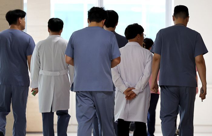 대구 시내의 한 대학병원에서 의료진들이 이동하고 있다.ⓒ뉴시스