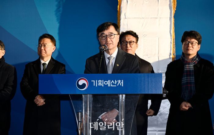 임기근 기획예산처 장관 직무대행 차관이 2일 오전 정부세종청사 5동에서 김민석 국무총리가 참석한 가운데 열린 기획예산처 현판식에 참석, 출범사를 하고 있다.ⓒ기획예산처