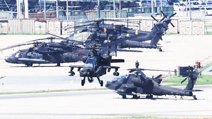 한국과 미국이 유사시 한반도 방어를 위해 실시하는 정례 연합 훈련인‘을지 자유의 방패’(UFS·Ulchi Freedom Shield) 연습을 시작한 지난해 8월18일 경기도 평택시 캠프 험프리스에서 아파치 헬기가 