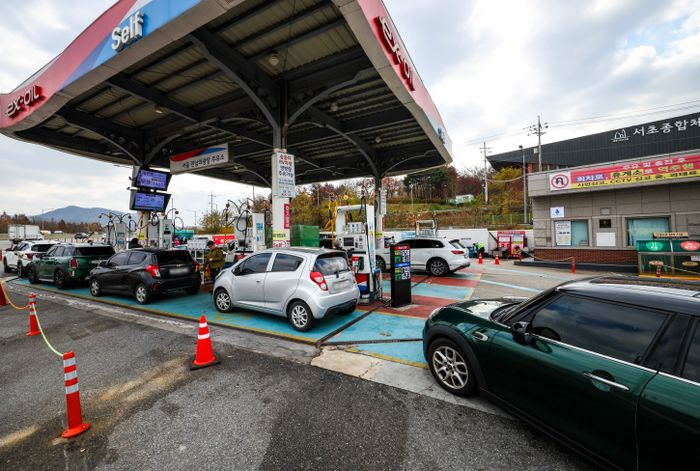 서울 서초구 만남의광장 알뜰주유소에서 차량들이 주유를 하기 위해 대기하고 있다.ⓒ뉴시스