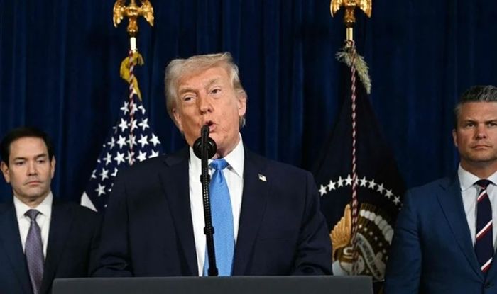 도널드 트럼프 미국 대통령이 3일(현지시간) 미 플로리다주 팜비치에 위치한 마러라고 리조트에서 베네수엘라에 대한 미군의 군사작전 단행 뒤 마코 루비오(왼쪽) 국무부 장관,피트 헤그세스(오른쪽) 전쟁부 장관과 함께 