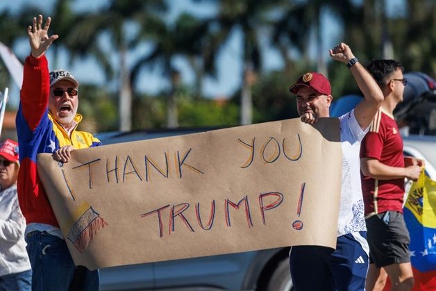 3일(현지시간) 미국 플로리다주 팜비치에 있는 마러라고 리조트 인근에서 베네수엘라계 이민자들이 도널드 트럼프 대통령의 군사작전을 지지하는 플래카드를 들고 있다.ⓒ EPA/연합뉴스ⓒ
