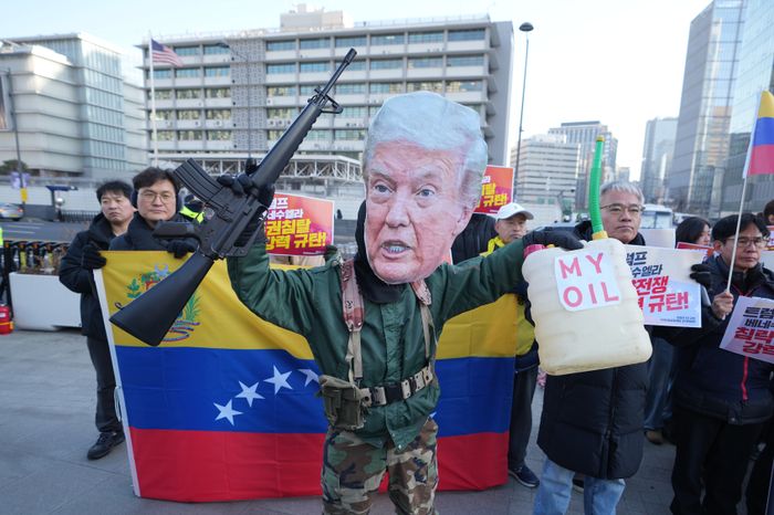 도널드 트럼프 미국 대통령의 가면을 쓴 남성이 5일 서울 주한미국대사관 앞 광화문광장에서 모형 총을 들고 미국의 베네수엘라 침공을 규탄하는 시위를 벌이고 있다(자료사진).ⓒAP/뉴시스