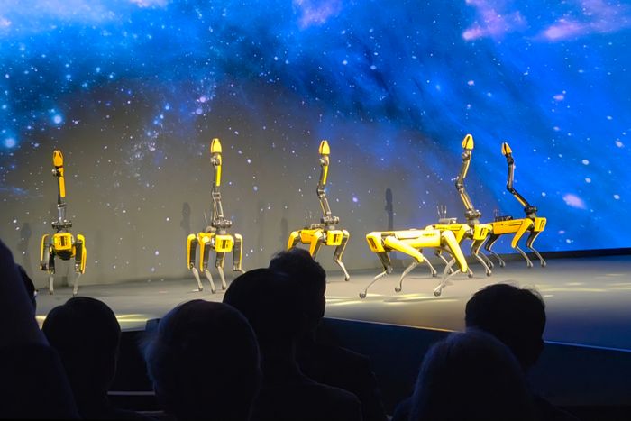 5일(현지시간) 미국 라스베이거스 만달레이 베이 컨벤션 센터에서 열린 CES 2026 현대자동차그룹 미디어 데이에서 보스턴다이내믹스의 로봇개 스팟이 K-팝 음악에 맞춰 군무 퍼포먼스를 선보이고 있다. ⓒ데일리안 정진