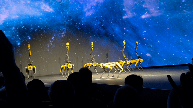 5일(현지시간) 미국 라스베이거스 만달레이 베이 컨벤션 센터에서 열린 CES 2026 현대자동차그룹 미디어 데이에서 보스턴다이내믹스의 로봇개 스팟이 K-팝 음악에 맞춰 군무 퍼포먼스를 선보이고 있다. ⓒ데일리안 정진