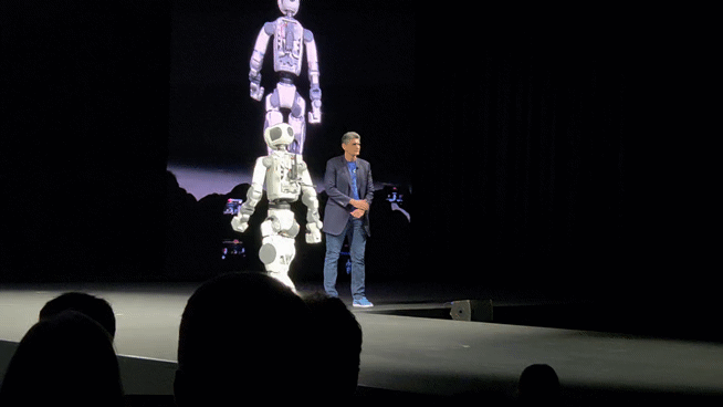 5일(현지시간) 미국 라스베이거스 만달레이 베이 컨벤션 센터에서 열린 CES 2026 현대자동차그룹 미디어 데이에서 차세대 전동식 휴머노이드 로봇 아틀라스가 무대 위로 걸어 나와 관객을 향해 손을 흔들고 있다. ⓒ데