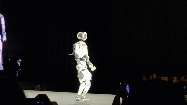 5일(현지시간) 미국 라스베이거스 만달레이 베이 컨벤션 센터에서 열린 CES 2026 현대자동차그룹 미디어 데이에서 차세대 전동식 휴머노이드 로봇 아틀라스가 무대 위로 걸어 나와 관객을 향해 손을 흔들고 있다. ⓒ데