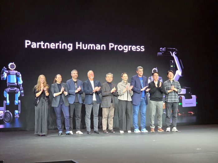 5일(현지시간) 미국 라스베이거스 만달레이 베이 컨벤션 센터에서 열린 CES 2026 현대자동차그룹 미디어 데이에서 현대차그룹과 보스턴다이내믹스, 구글 딥마인드 관계자들이 기념촬영을 하고 있다. ⓒ데일리안 정진주 기