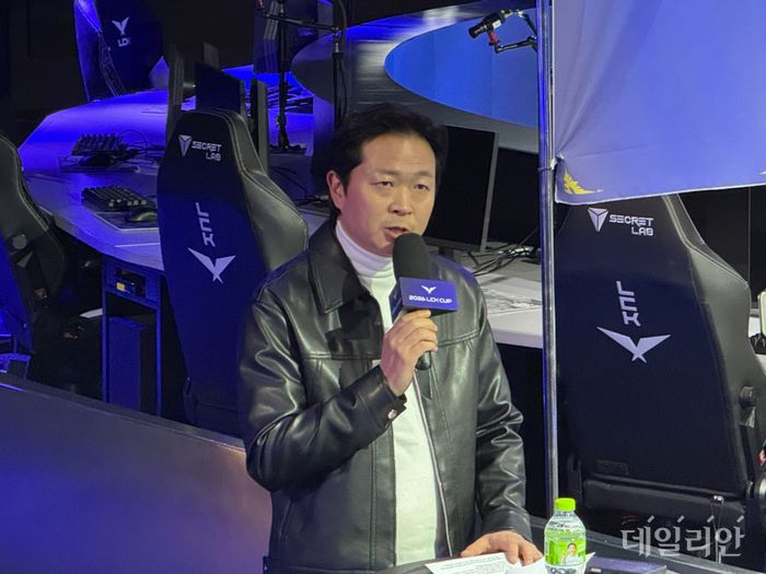 이정훈 LCK 사무총장이 7일 서울 종로구 치지직 롤파크에서 열린 2026 LCK컵 미디어 데이 행사 시작에 앞서 인사하고 있다.ⓒ데일리안 황지현 기자