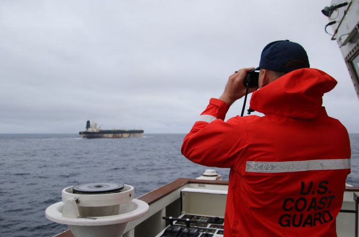 미국 해안경비대 대원이 러시아 선적으로 등록된 유조선‘벨라 1호’를 쌍안경으로 지켜보고 있다.ⓒ AFP/연합뉴스