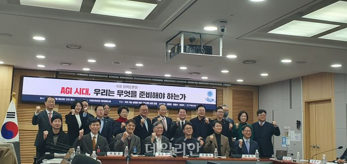 지속 가능 성장을 위한 구조개혁 실천 포럼(대표의원 고동진·안철수·이상식) 주최로 2025년 12월 9일 국회의원회관에서 열린 'AGI 시대 우리는 무엇을 준비해야 하는가' 정책토론회에서 참석자들이 기념촬영을 하고 