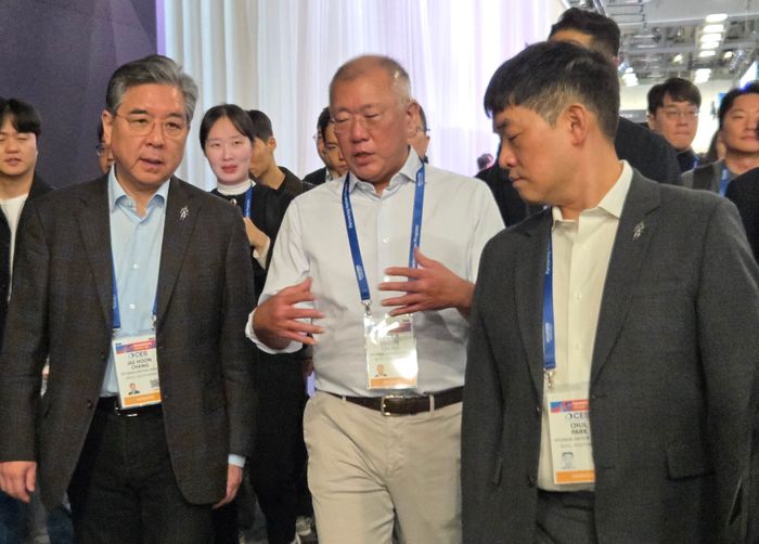 정의선 현대자동차그룹 회장이 6일(현지시간) 세계 최대 가전·정보기술(IT) 전시회 CES 2026가 열린 라스베이거스 컨벤션센터(LVCC)을 찾아 장재훈 부회장과 이동하며 대화하고 있다. ⓒ데일리안 정진주 기자