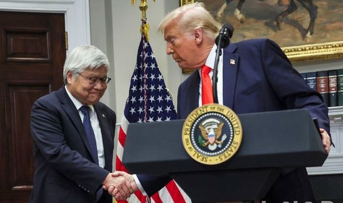 도널드 트럼프(오른쪽) 미국 대통령이 지난해 3월3일 미 워싱턴DC 백악관에서 웨이저자 대만 TSMC 회장을 만나 악수하고 있다.ⓒ AP/뉴시스