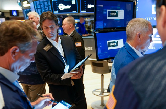 미국 뉴욕증권거래소 직원들이 장의 변화를 주시하고 있다.ⓒAP/뉴시스