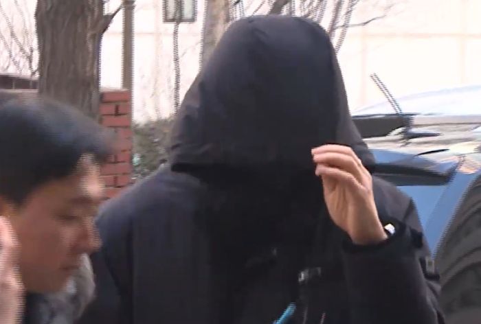 무소속 강선우 의원의 전직 보좌관 남씨가 경찰 조사를 위해 17일 서울 마포구 서울경찰청 광역수사단으로 향하고 있다.ⓒ연합뉴스