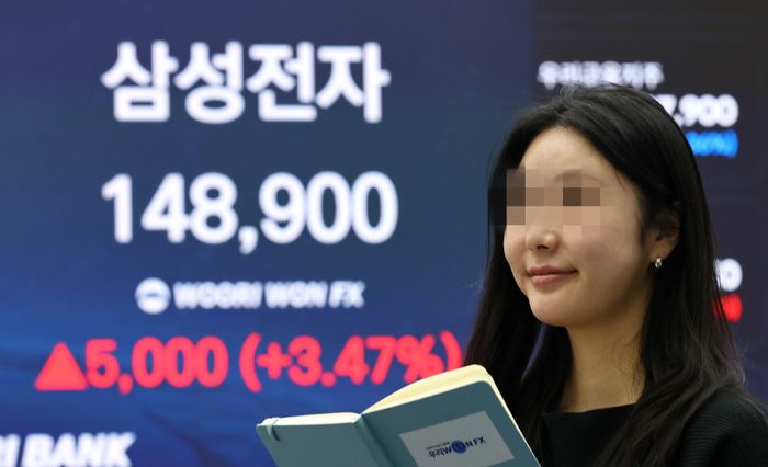 16일 서울 중구 우리은행 딜링룸에 전장 대비 3.47% 오른 14만8900원에 거래를 마친 삼성전자 종가가 보이고 있다.ⓒ뉴시스