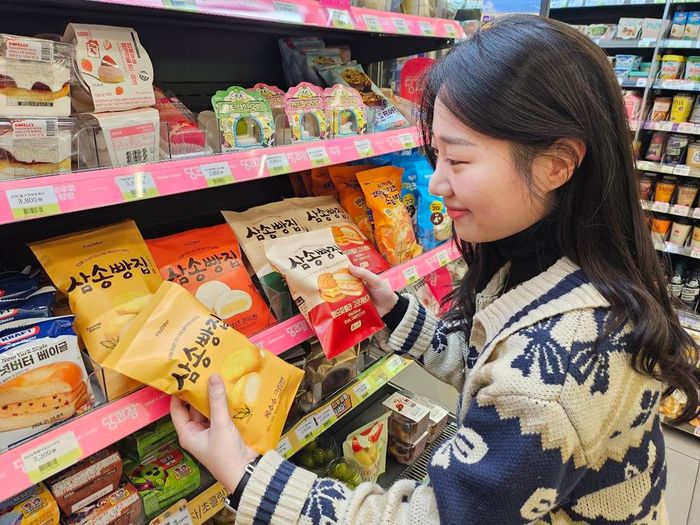 고객이 CU에서 삼송빵집과 콜라보한 차별화 빵 제품들을 살펴보고 있다.ⓒCU