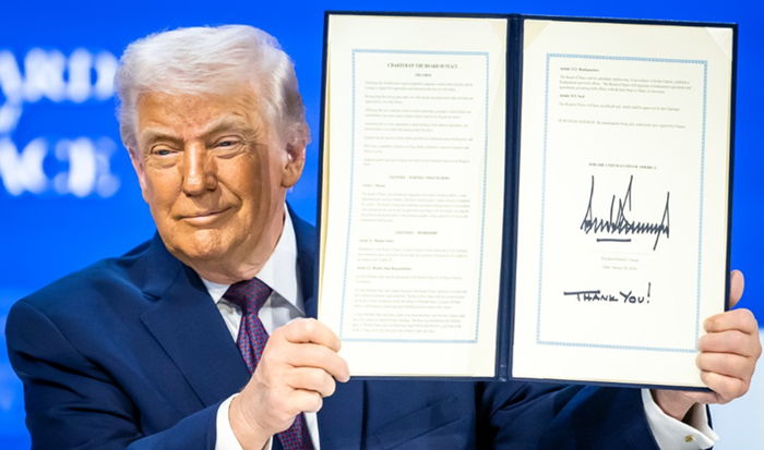 도널드 트럼프 미국 대통령이 스위스 다보스에서 21일(현지시간) 평화위원회 출범 문서를 들어 보이고 있다.ⓒAP/연합뉴스